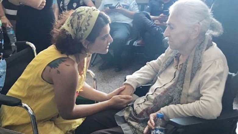 Hatun Tugluk was until her death attending her imprisoned politician daughter's trials in a wheelchair. (Photo: HDP)